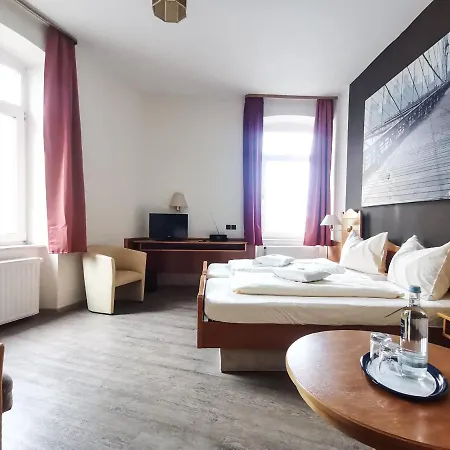 Kitzinger Hof An Der B8 3*